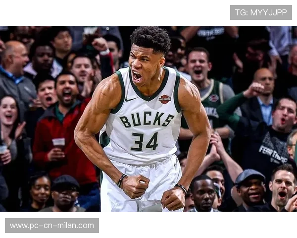 字母哥强硬突破两人防守完成战斧式扣篮：力量与信念的极致展示